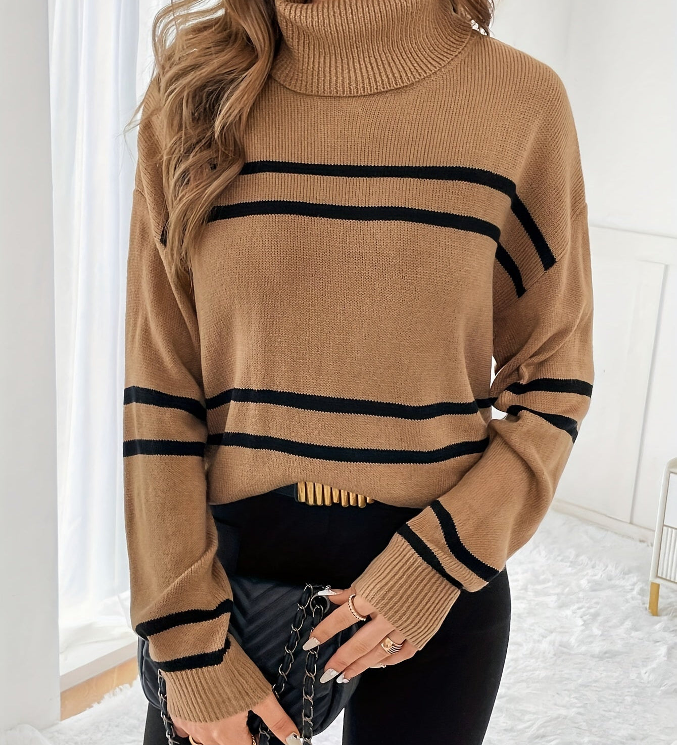 Teodora – Sweter z Wysokim Kołnierzem w Paski