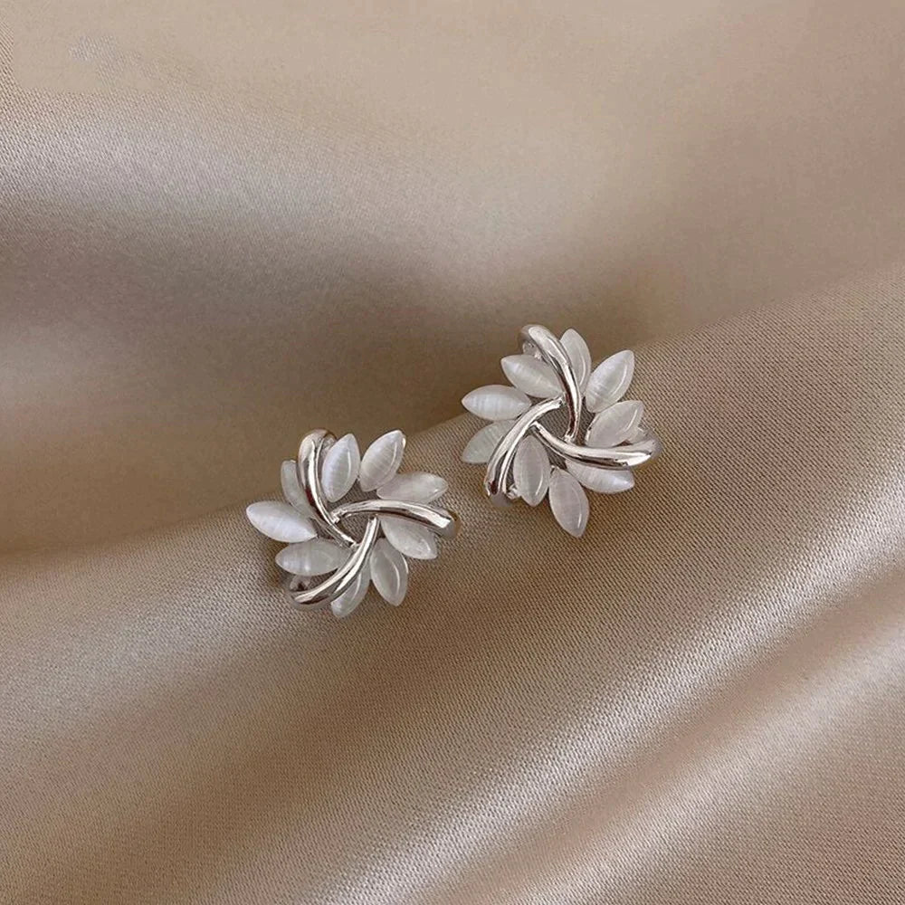 Elegant and Refined Earrings with Opal Petals in Gold